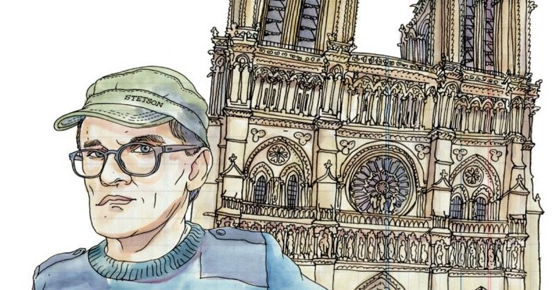 Détails d’une gargouille de Notre-Dame de Paris sous un ciel orageux dramatique